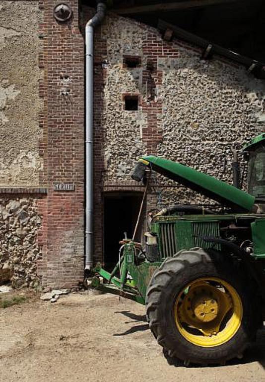 Détail du pignon de l'annexe de la grange avec les percements destinés au passage des axes de transmission de l'énergie produite par la turbine.