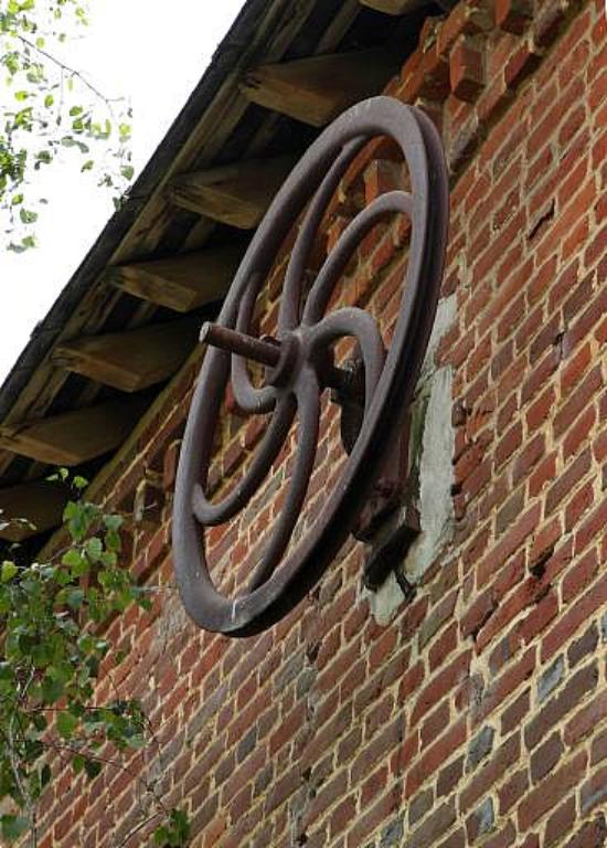 Détail d'éléments de transmission susbsistant sur un des pignons de la grange.