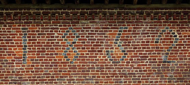 Détail de la date "1862" portée sur l'élévation postérieure de la grange (ne correspondant ni à la date de construction de la ferme industrielle, ni à celle des bâtiments de ferme antérieurs).