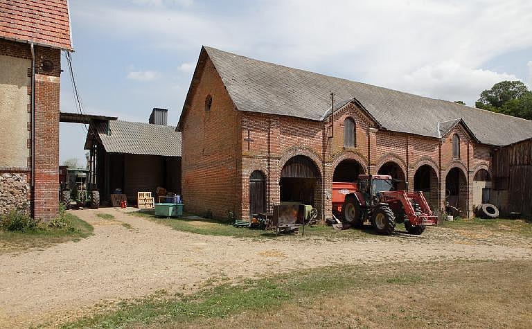 Vue de la façade de la remise depuis la cour de la ferme.