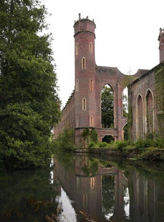 Vue générale du pignon ouest de la grande filature, depuis le canal d'amenée.