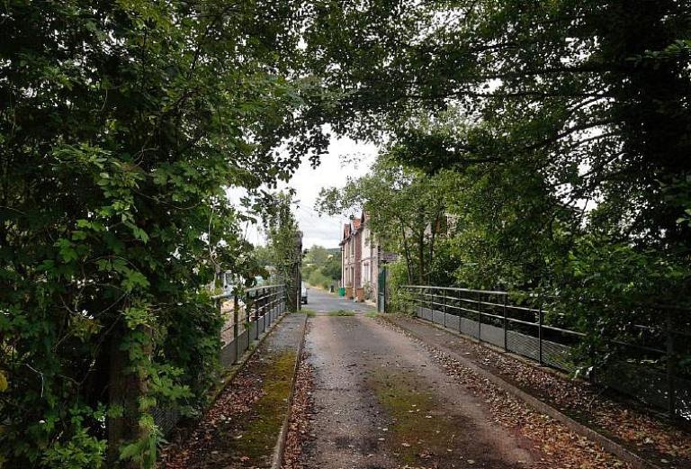 Passerelle d'accès sur l'Andelle reliant le site aux maisons ouvrières jumelées.