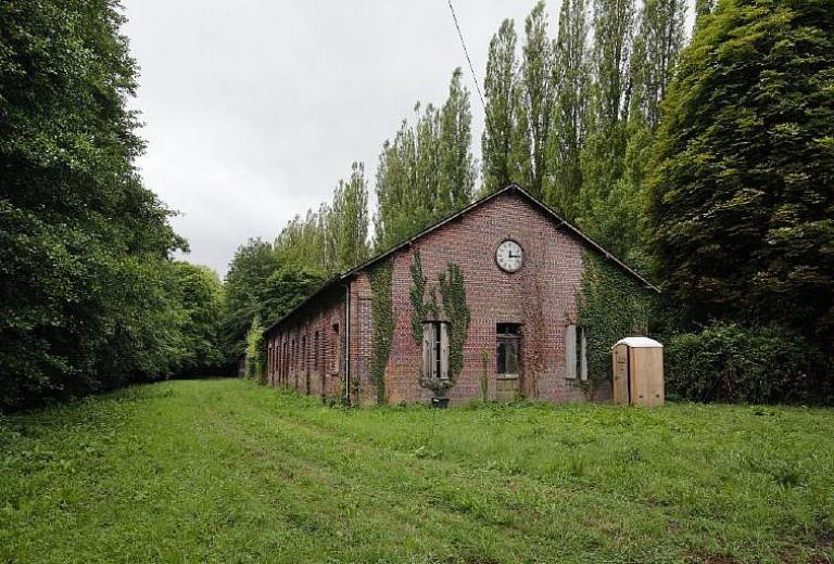Vue générale de l'atelier-bureau dit bâtiment à l'horloge depuis l'est.