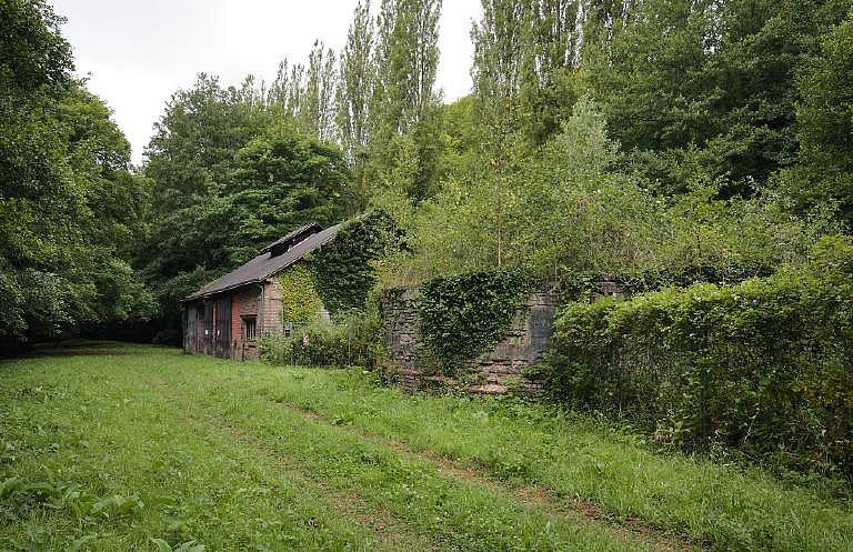 Vue de la remise et de l'atelier de réparation-forge, depuis l'est.