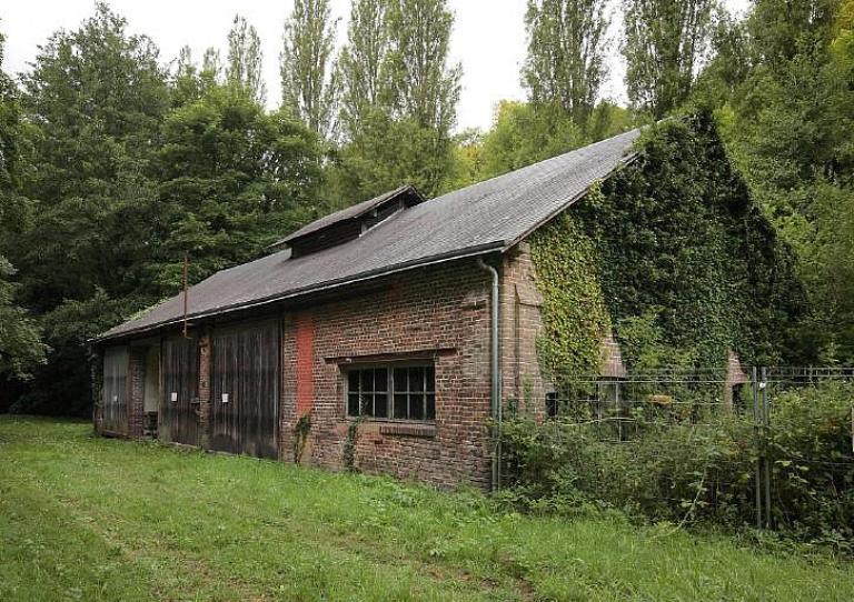 Vue détaillée de l'atelier de réparation-forge depuis l'est.