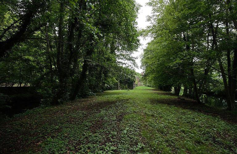 Vue générale du site depuis la partie aval de l'ile formée par le canal et le cours naturel de l'Andelle.