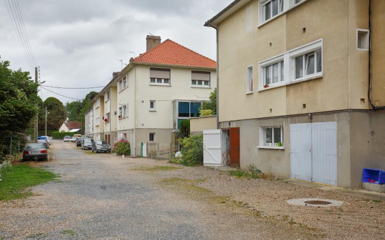 Immeubles de logement collectif construit en 1960 pour servir de logements ouvriers, vue d'ensemble.