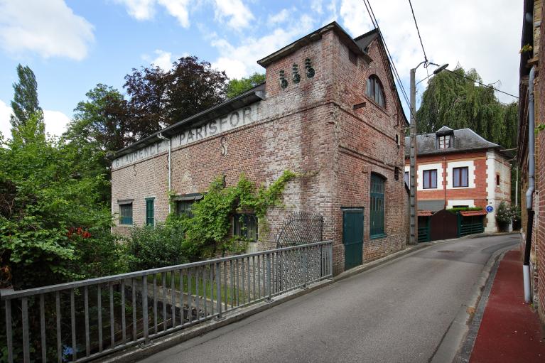 Vue générale prise du sud-est avec le logement à l'arrière plan.