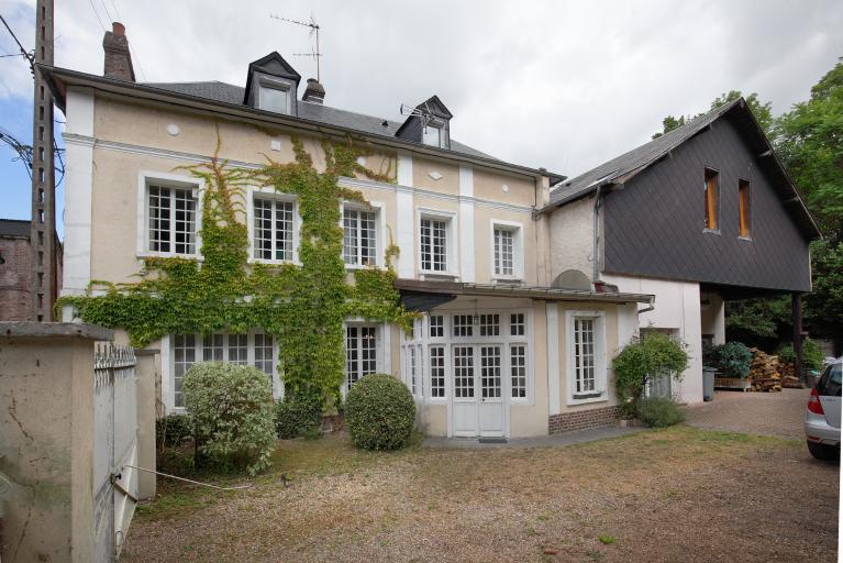 Vue générale du logement patronal et des vestiges du moulin à foulon, depuis le sud.