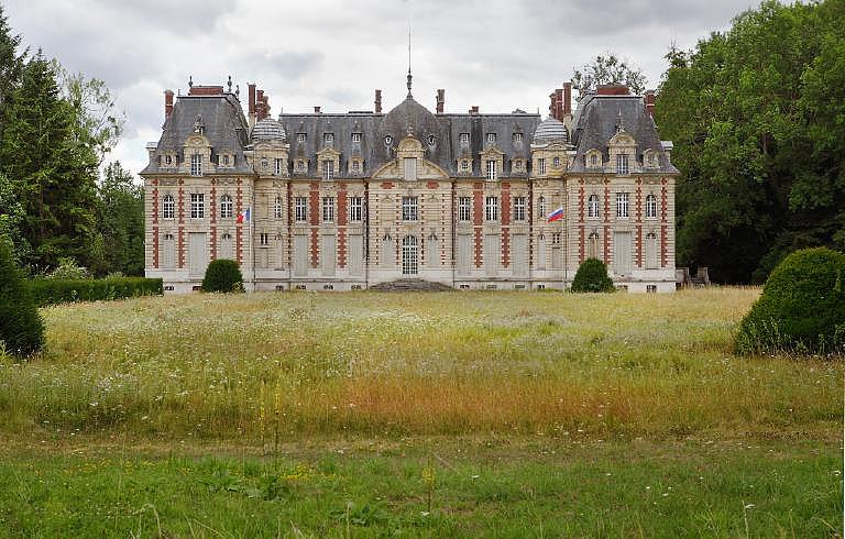 Vue générale de la façade, depuis l'est. ; Château patronal de Charles Levavasseur à Radepont.