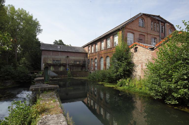 La filature le Déluge à Perriers-sur-Andelle, typologie des usines à étages du XIXe siècle. ; La filature de coton du Déluge édifiée à Perruel en 1845 est un exemple d'usine à étages témoignant du passé textile du territoire.  ; Vue générale du bief de dérivation, de la filature, du bâtiment de la turbine et du déversoir. ; La filature de coton le Déluge construite en 1845 à Perriers-sur-Andelle.