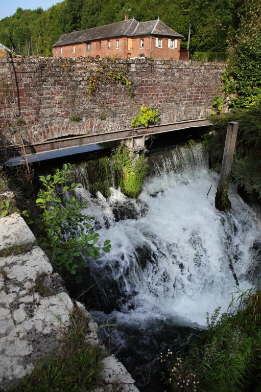 Vestige du mur pignon de l'usine et de la chute alimentant le moteur hydraulique.