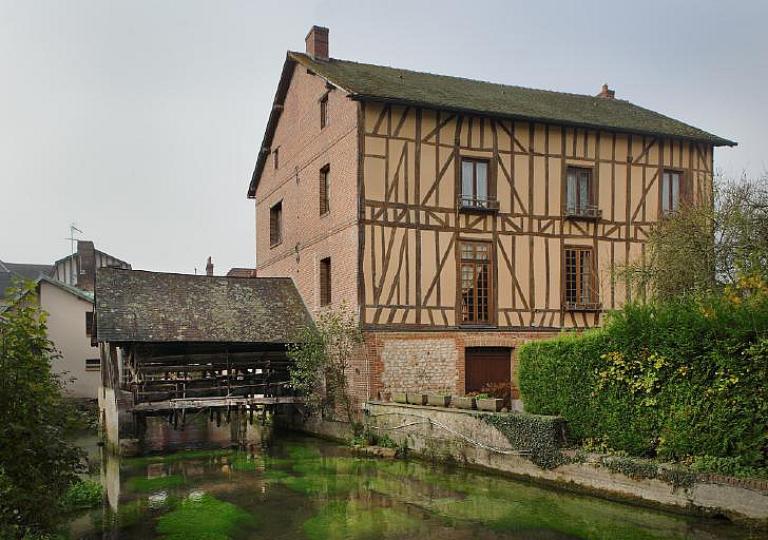 Le moulin à blé Dehors à Pont-Saint-Pierre, typologie des moulins à l'anglaise du début XIXe siècle. ; Vue générale du moulin avec sa roue hydraulique et du canal d'alimentation, depuis l'est. ; Moulin à blé Dehors, Pont-Saint-Pierre.