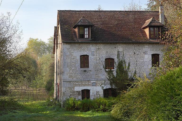 Vue d'ensemble du moulin depuis l'est.