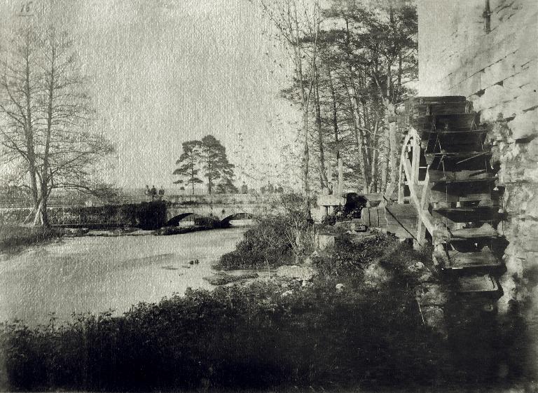 Détail de la roue du moulin de Radepont. -Photographie ancienne par Arthur Dulac, vers 1890 (AD Eure. 47 J 223-13 – Fonds de la société des Amis des Arts).