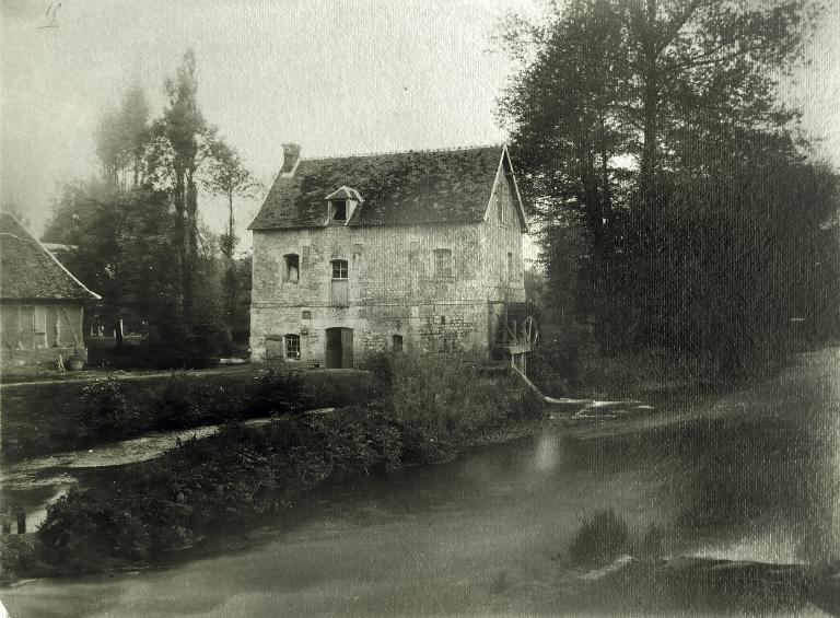 Vue d’ensemble du moulin de Radepont. -Photographie ancienne par Arthur Dulac, vers 1890 (AD Eure. 47 J 223-13 – Fonds de la société des Amis des Arts).