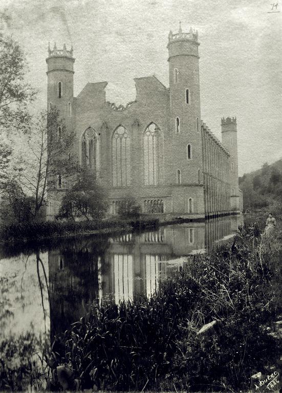 Vue des ruines de la filature Levavasseur, par Arthur Dulac phototographe, vers 1890 (AD Eure, 47 J 223-17).