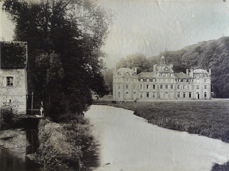 Vue générale du château de Radepont (détruit en 1895). -Photographie ancienne par Arthur Dulac, vers 1890 (AD Eure. 47 J 258-9).