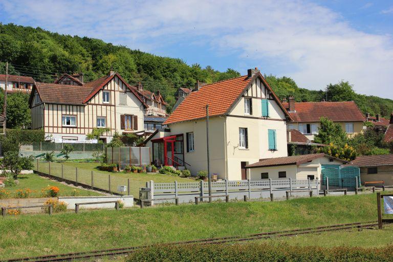 Vue depuis la ligne de chemin de fer. 
