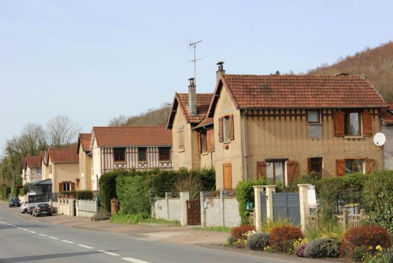 Lotissement de la Neuville au Val des Noyers, depuis la route départementale. 
