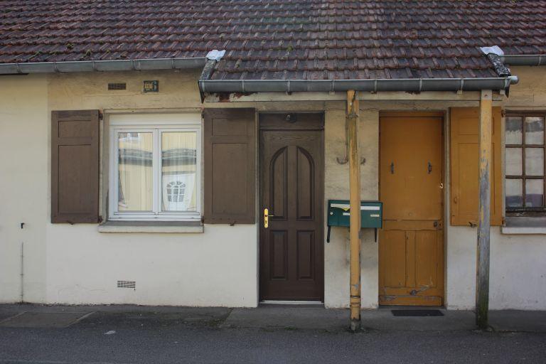 Ensemble de 6 maisons mytoyennes, détail des portes d'entrée. 