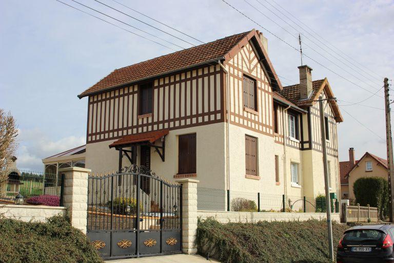 Maison double, rue Volta, façade sur rue. 
