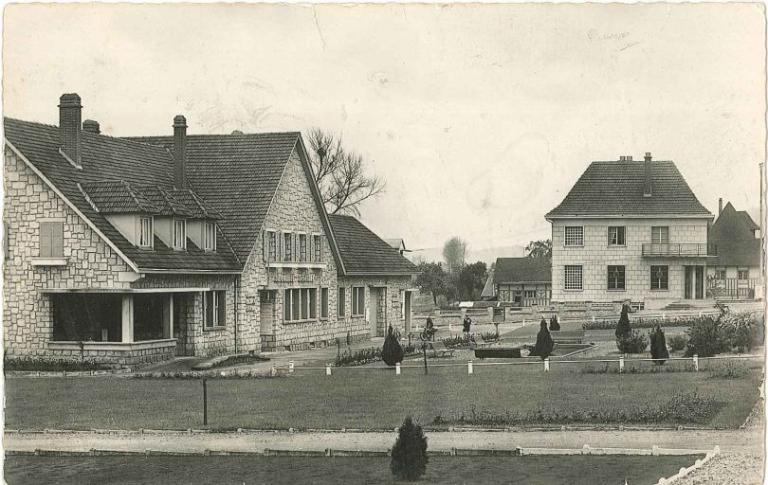 Centre de la sécurité sociale et la Poste.- Photographie, vers 1950 (AM Le Trait). 