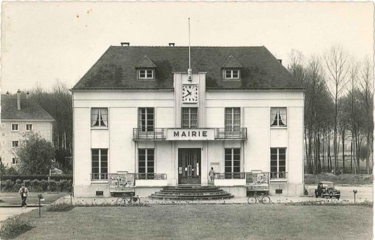Mairie.- Photographie, vers 1950 (AM Le Trait). 