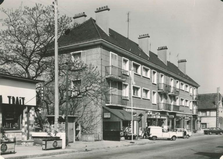 Immeubles à logements, rue Clémenceau.- Photographie, vers 1950 (AM Le Trait). 