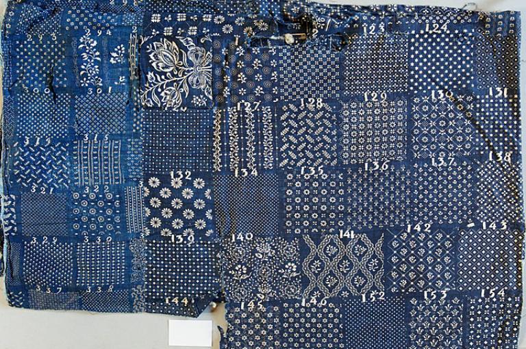 Tissu, coton imprimé, catalogue de motifs d'indienne de couleur bleu marine et blanc, vers 1798 (AM. Lyons-la-Forêt).