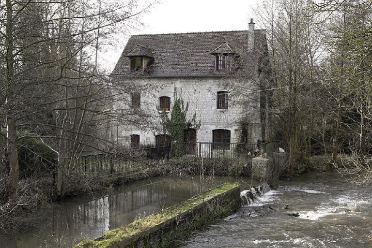 Le moulin à blé du Pont à Radepont, typologie des moulins banaux d'Ancien Régime. ; Vue d'ensemble du moulin et du système hydraulique depuis le nord-est. { ; Moulin à blé du Pont, Radepont.