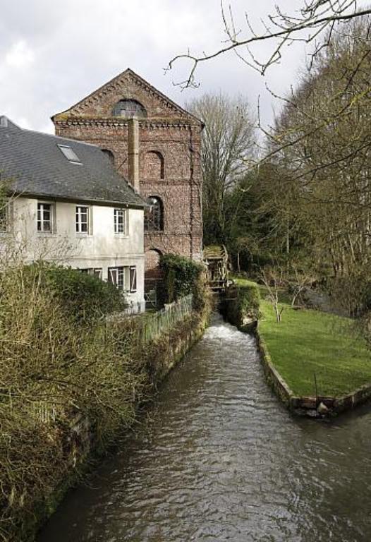 Vue du logement (au premier plan) et du pignon sud de la minoterie (à l'arrière plan), depuis la rue.