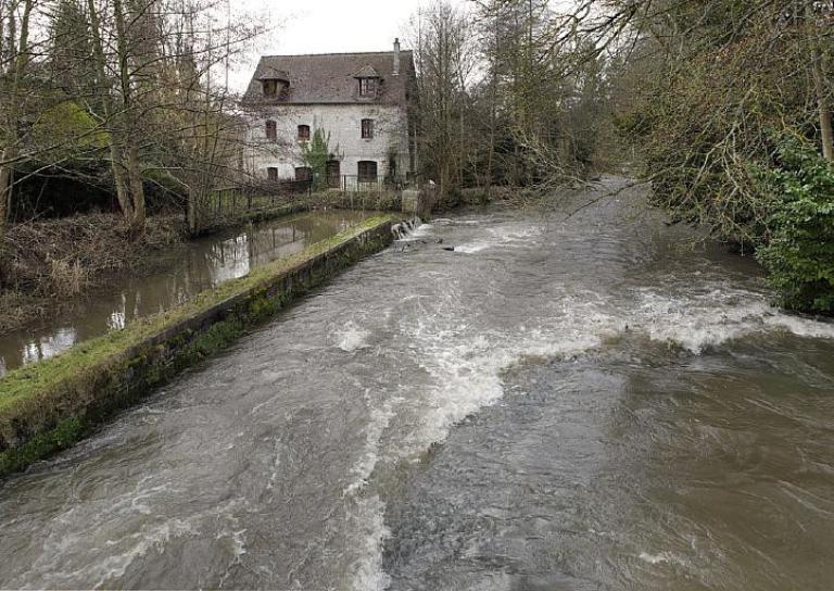 Vue d'ensemble du moulin et du système hydraulique depuis le nord-est.