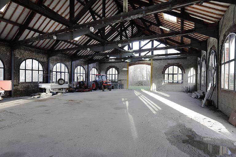 Atelier de mécanique de la taillanderie en cours de reconversion en logement, vue intérieure.