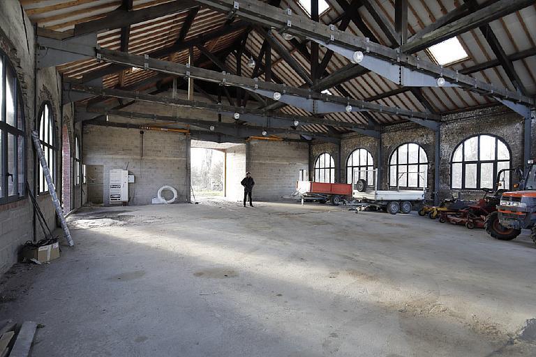 Atelier de mécanique de la taillanderie en cours de reconversion en logement, vue intérieure.