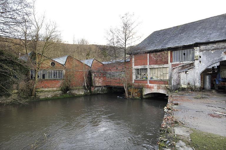 Ateliers en shed sur la rive gauche de l'Andelle, la grande halle de 1837 et son extension en brique rouge de 1925 et bâtiment du moteur hydraulique.