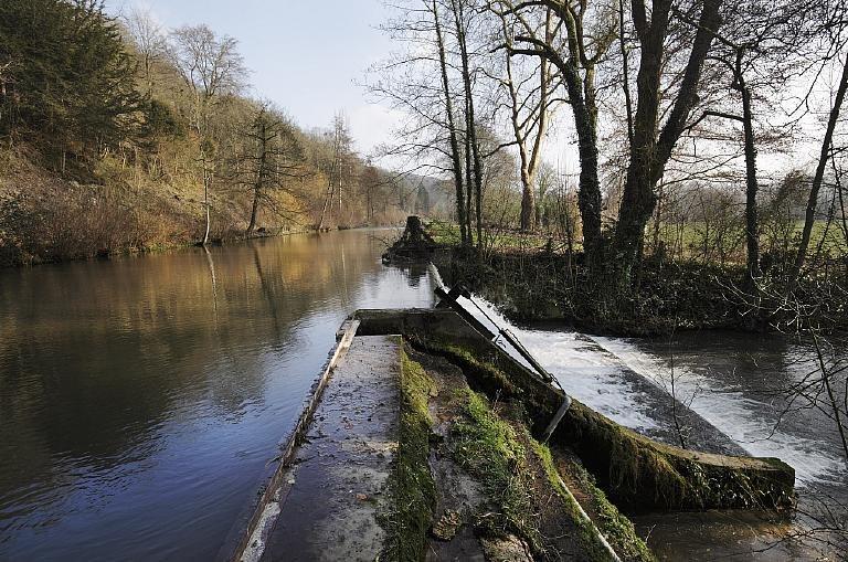 Vue du canal d'amenée et du déversoir (vers le bras de décharge) situé à l'amont de la grande filature.