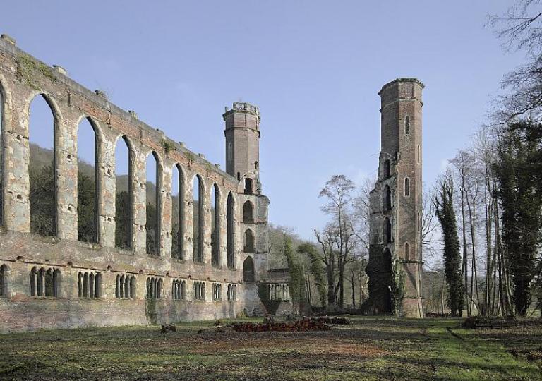 Vue générale de l'élévation nord et des tours d'escalier est de la grande filature.
