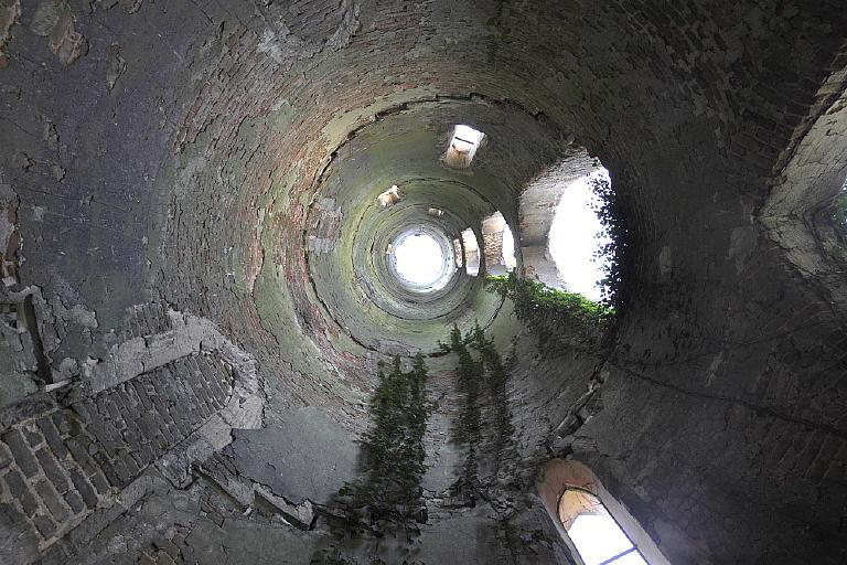 Vue intérieure d'une des deux tours d'escalier est de la grande filature.