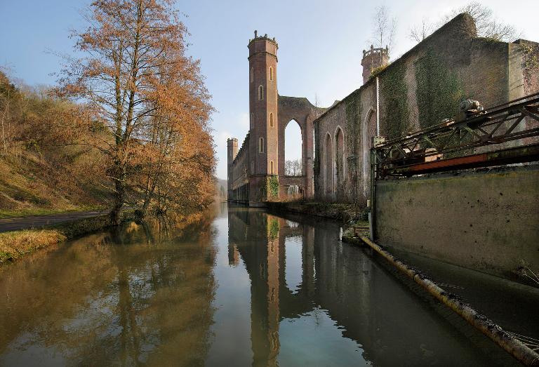 Vue générale de la grande filature, depuis l'aval du canal d'amenée à l'ouest.