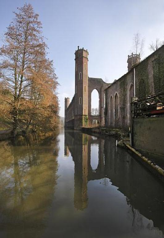 Vue générale de la grande filature, depuis l'aval du canal d'amenée à l'ouest.