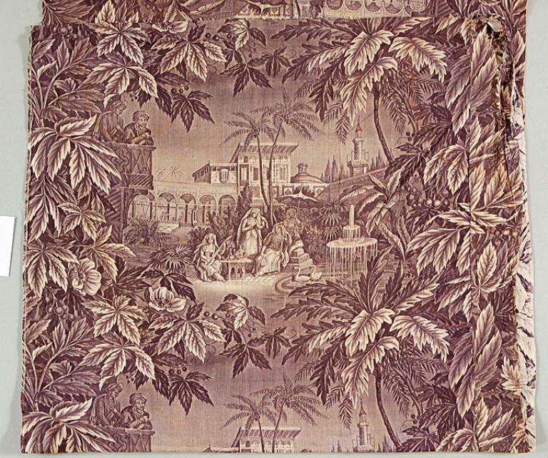 Tissu, coton imprimé, scène orientale, camaïeu bordeau, début XIXe siècle (AM. Lyons-la-Forêt, don de la famille Buquet). ; Détail d'une indienne représentant une scène de jardin oriental produite au début du XIXe siècle par la fabrique d'indiennes de Louis Nicolas Goutan fondée en 1793 à Lyons-la-Forêt.