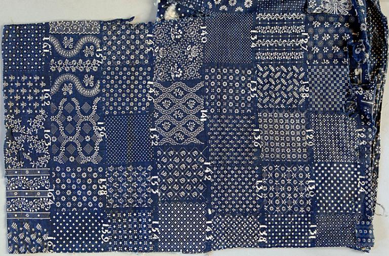 Tissu, coton imprimé, catalogue de motifs d'indienne de couleur bleu marine et blanc, vers 1798 (AM. Lyons-la-Forêt).