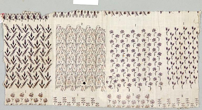 Tissu, coton imprimé, motif floraux, camaïeu violet, début XIXe siècle (AM. Lyons-la-Forêt).