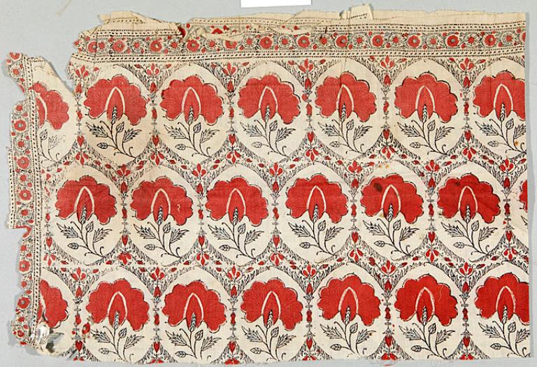 Tissu, coton imprimé, motif floral, camaïeu rouge, début XIXe siècle (AM. Lyons-la-Forêt).