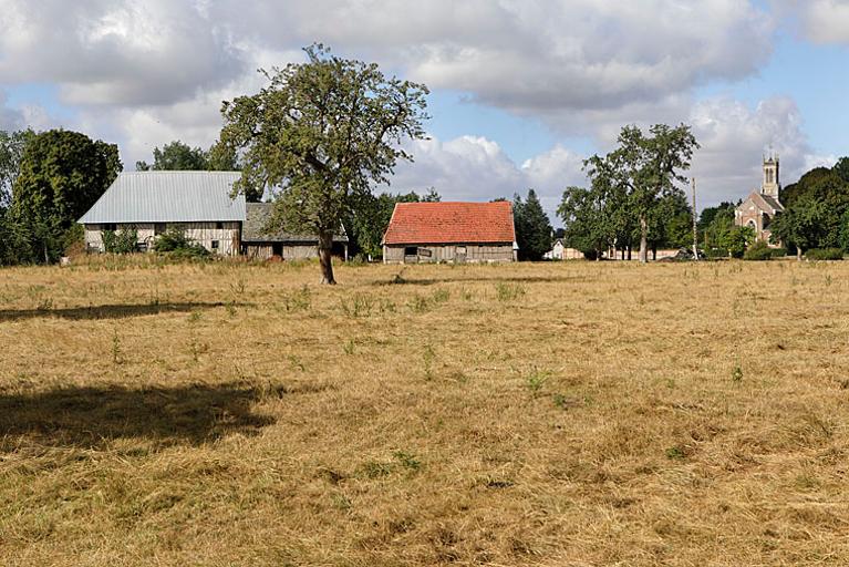Vue d'ensemble du corps de ferme depuis la cour, côté est. 