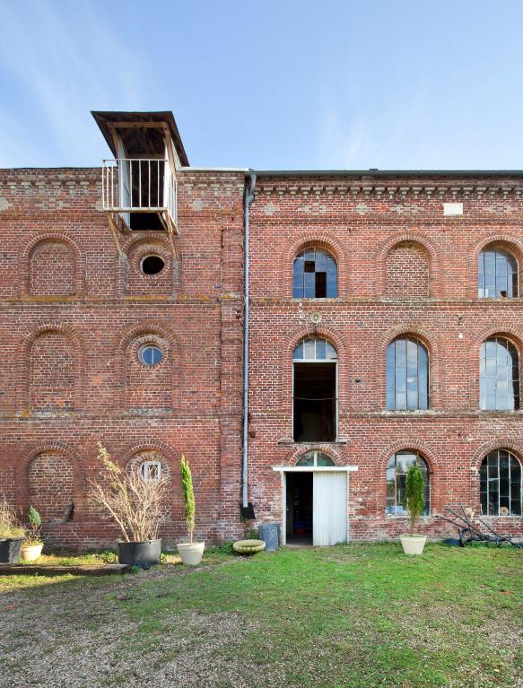 Vue détaillée de la façade ouest de la minoterie.