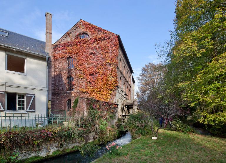 Vue du logement (au premier plan) et du pignon sud de la minoterie, depuis l'île formée par les canaux de fuite et de décharge.
