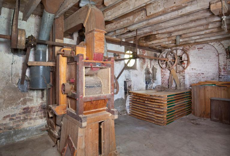 Vue intérieure de la minoterie, rez-de-chaussée, brosse Lafon au premier plan.