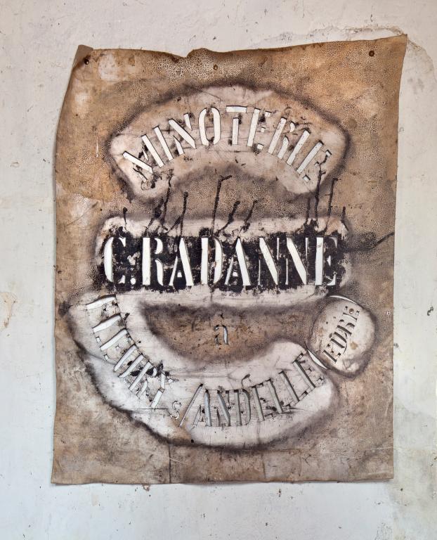 Vue intérieure de la minoterie, premier étage, timbre d'impression des sacs de farine de la minoterie C. Radanne.